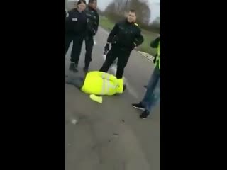 Ss de vichy met une grenade entre les jambes d'un gilet jaune et lui fait exploser les couilles