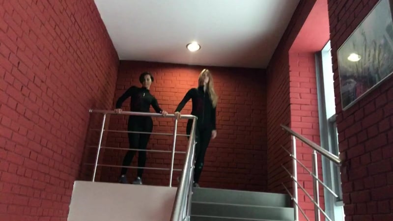 Администраторы flystation танцуют на работе