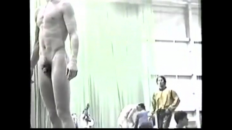 Заснятые тайком спортсмены в раздевалке потряхивают гордо своей палкой