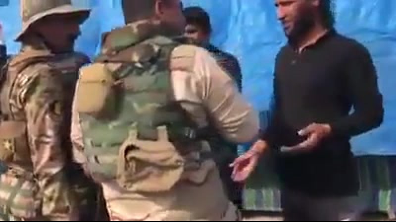 Иракские военнослужащие приветствуют хозяев