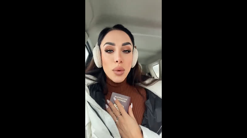 Я достаю из широких штанин