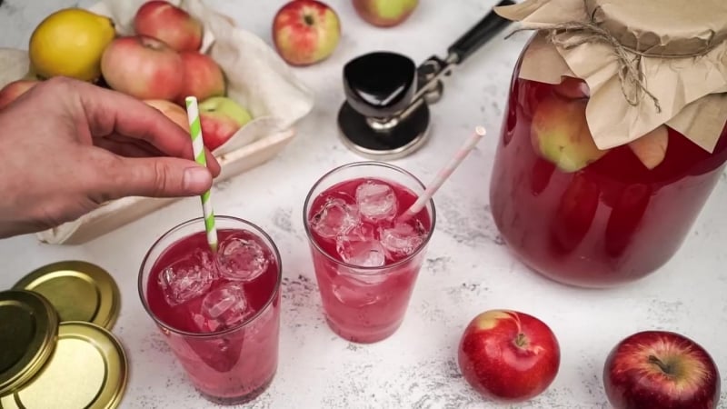 Компот из яблок и синего базилика от icook™