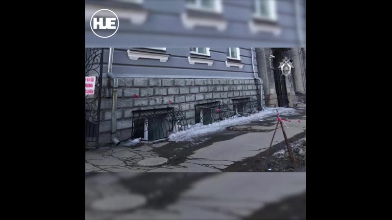 В омске на молодого парня упала глыба льда