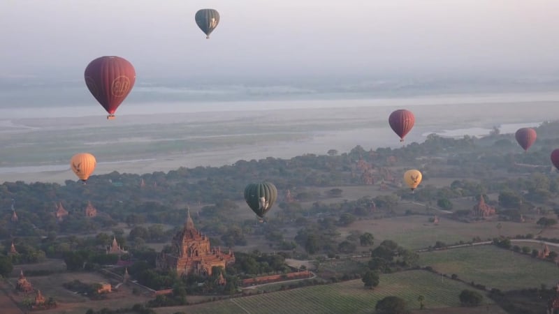 На воздушном шаре в небе над мьянмой