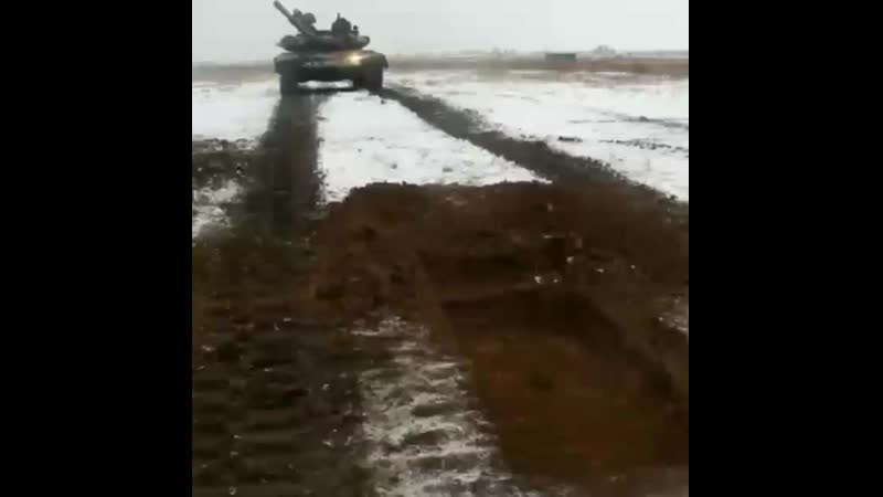 Обкатка танком mp4