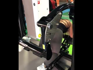 Спортивная культуристка качает ноги