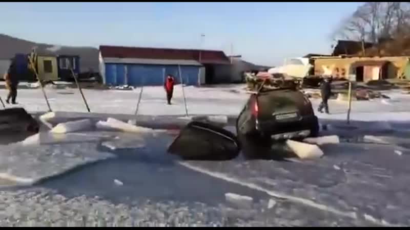 В российском владивостоке лёд не выдержал веса трёх десятков автомобилей, припаркованных в нарушение установленных правил