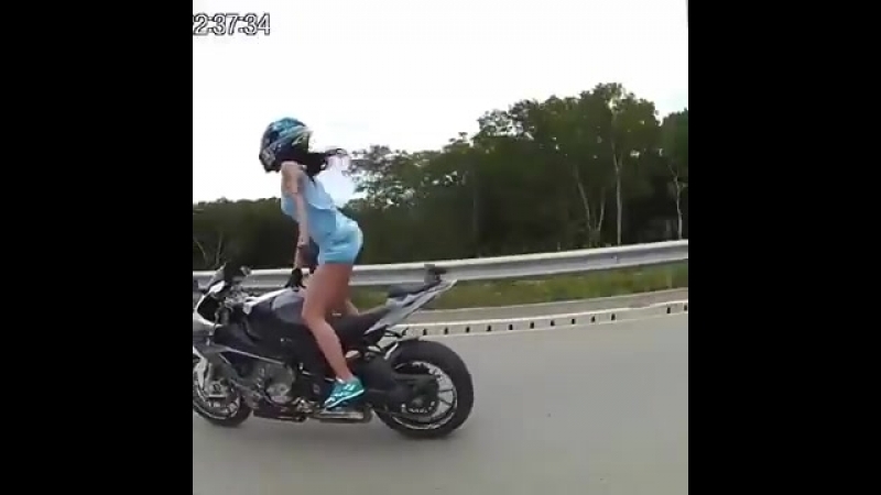 Байкерша красиво