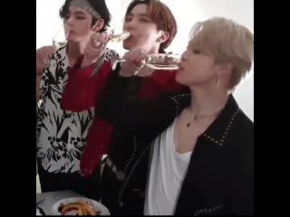 De um lado o jimin, que vira bebida alcoólica como se fosse suquinho do outro o ( 720 x 720 ) mp4