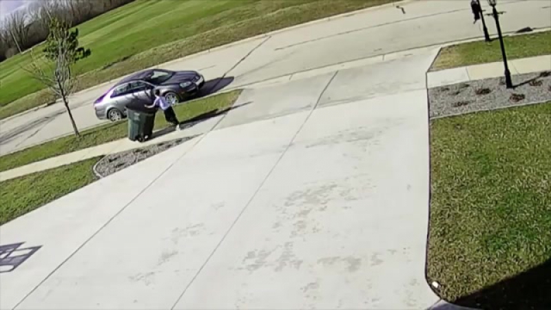 Мусорный бак одолел мальчика