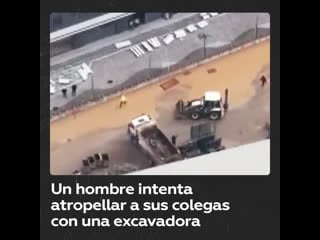 En turquía un hombre persiguió a sus compañeros en una excavadora tras una disputa