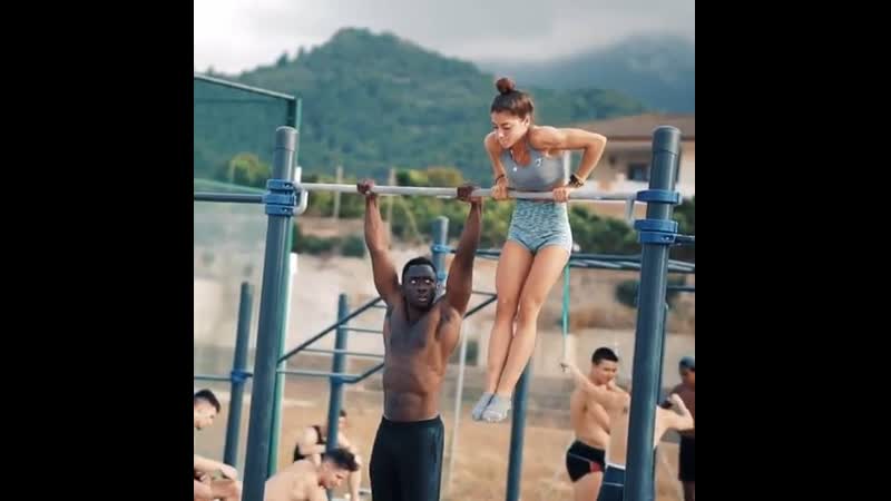 Девушка делает выходы на две