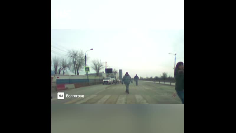 В волгограде полицейские спасли от смерти маленького мальчика