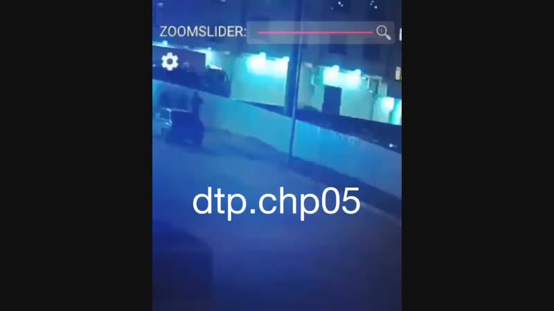 Махачкала на кадрах с видео камер видно как 5 молодых парней подходят к машине и ватаскивают оттуда пар