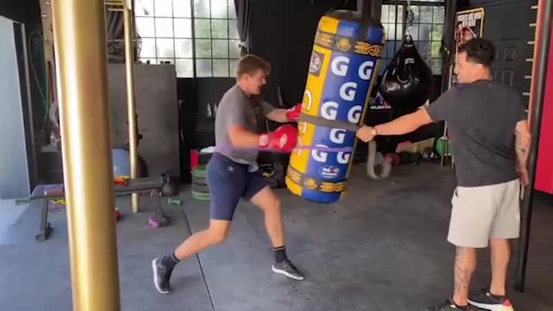 Клим костин отрабатывает хоккейные драки