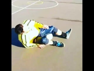 Macca tekspeller when your mid flow through grounds training and you do this!!!! #anklebreaker #donttrythisathome #streetsocce