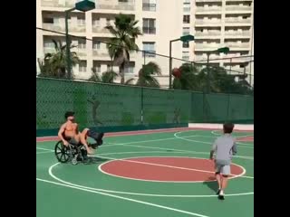 Диего рибас играет со своим сыном даже в коляске