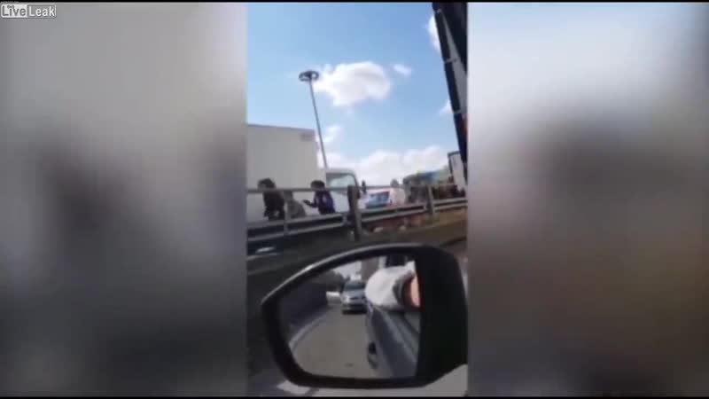 Italia inmigrantes negroides intentan asesinar a 51 niños italianos