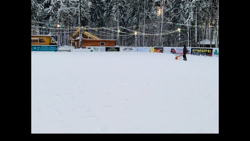 Каток и горка в городском парке