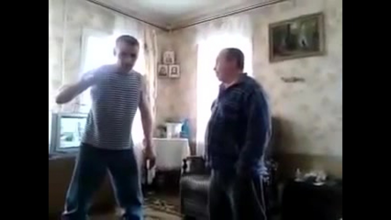 Бывший спецназовец показывает технику рукопашного боя