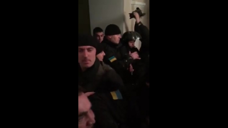 Сутичка в приміщенні суду в кіровограді за політв'язнів!