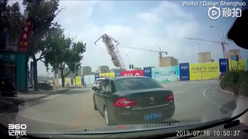 В китае во время строительных работ кран сложился пополам, а потом упал на землю