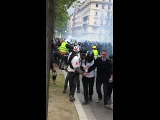 This is how macrons regime deals with its fellow human beings, days before the european elections, just because they are outrage