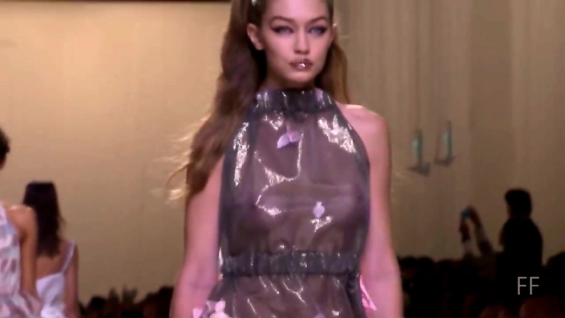 Джиджи хадид (gigi hadid) на показе коллекции одежды fendi (весна/лето 2017) на неделе моды в милане, 22/09/2016