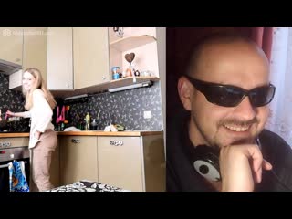 Дерзкая девушка жарит яичницу