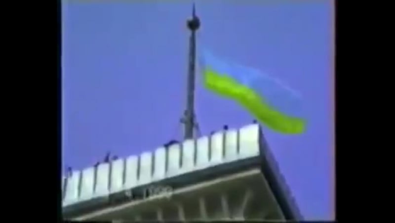 Підняття першого синьо жовтого прапора над львовом