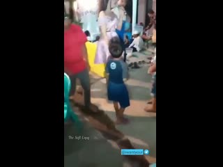 Подсмотрели под юбку