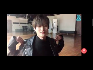 Милашничает сидит