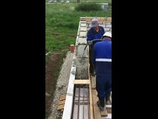 Уплотняем бетон в монолитном поясе