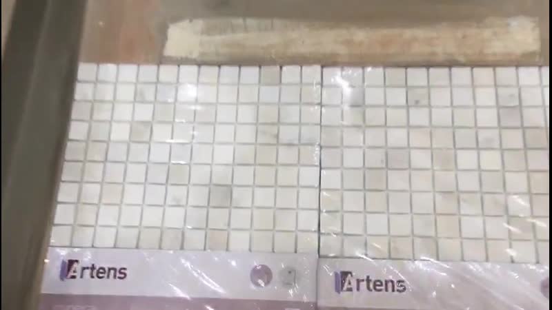 Устаноа мозаики, облицоа поддона в душевой комнате