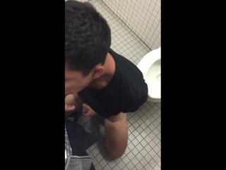 Сосет в туалете #gay #porn #suck #toilet