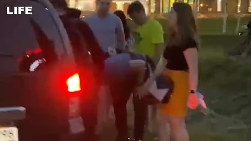 Прохожие заступились за мужчину, которого хотели силой затолкнуть в авто