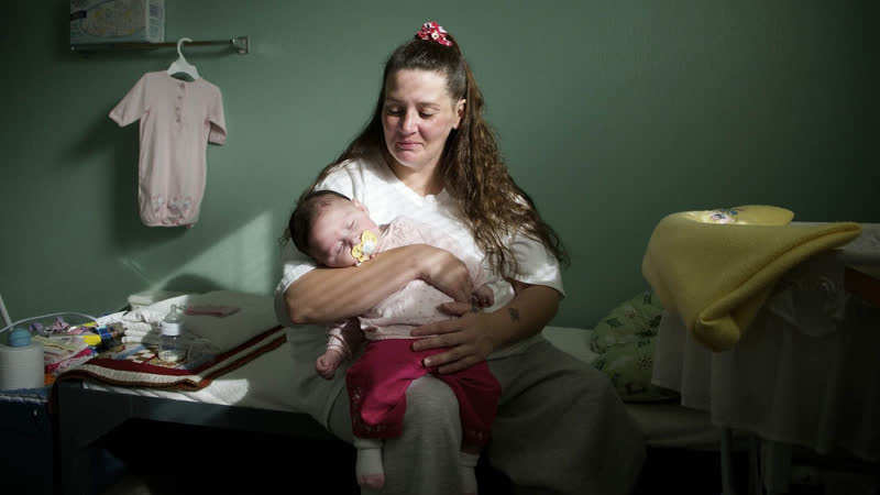 Русская мама в сша осталась одна без документов и с новорождённым супруг в тюрьме