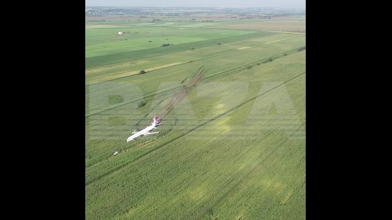 Самолёт уральских авиалиний после посадки