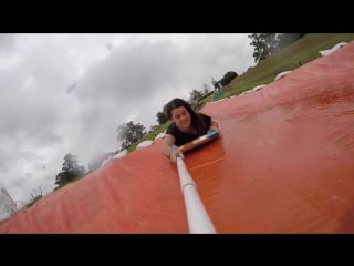 Сумасшедшая стометровая водная горка на склоне холма