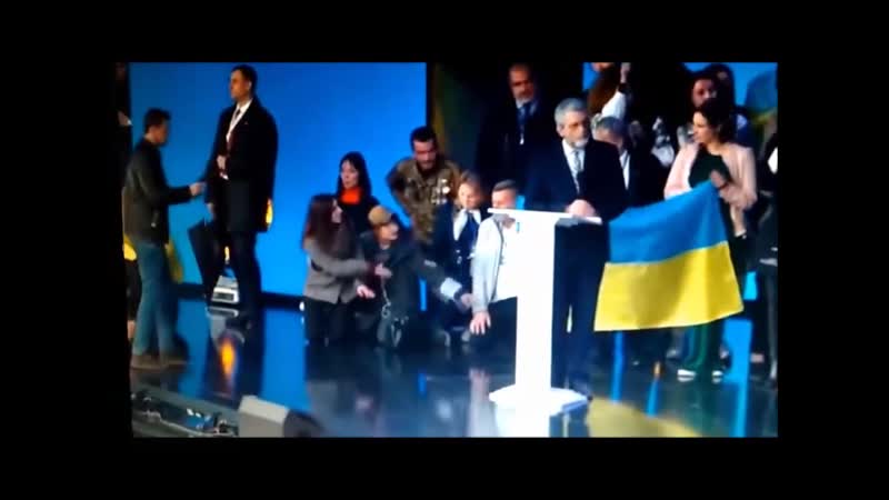Вице спикер верховной рады украины ирина геращенко во время дебатов кандидатов в президенты бежит становиться на колени