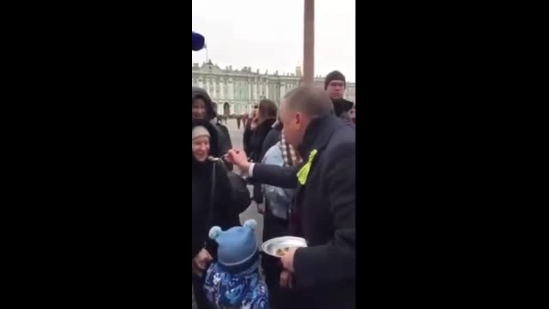 Губернатор питера беглов пришел на дворцовую площадь и с ложки покормил горожан гречкой