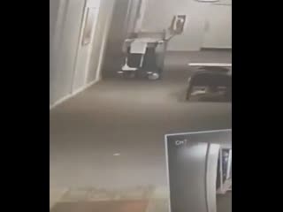 В американском отеле камера наблюдения зафиксировала появление призрака