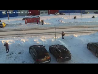 В башкортостане водитель не успел затормозить из за гололёда и снёс ребёнка, бросившегося через дорогу по пешеходному переходу