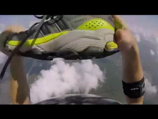 Skydiver loses shoe and recovers during skydive