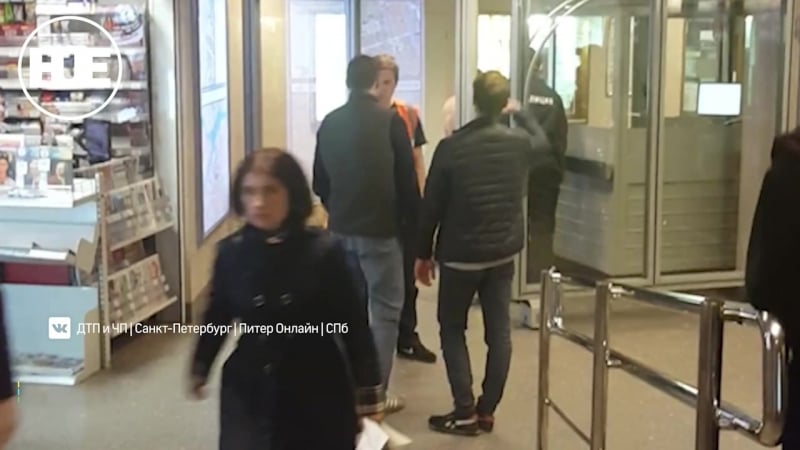 В питерском метро объявился голый и неадекватный пассажир
