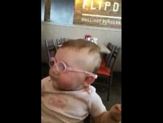 Ребенок впервые увидел родителей после того, как ему надели очки