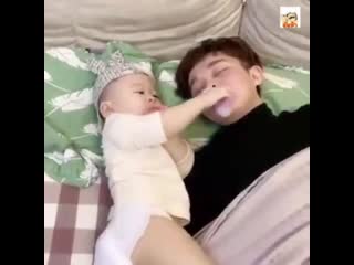 Ребенок засунул носок в рот спящему соседу