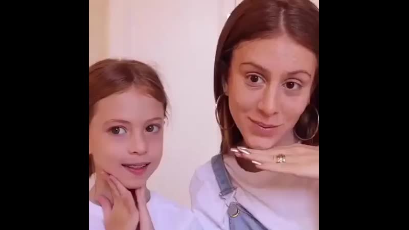 Повторяет за мамой