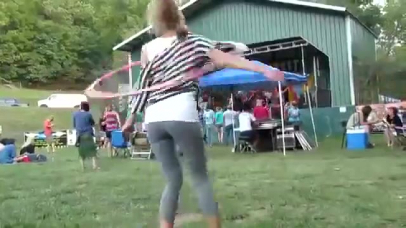 Девушка четко крутит хула хуп