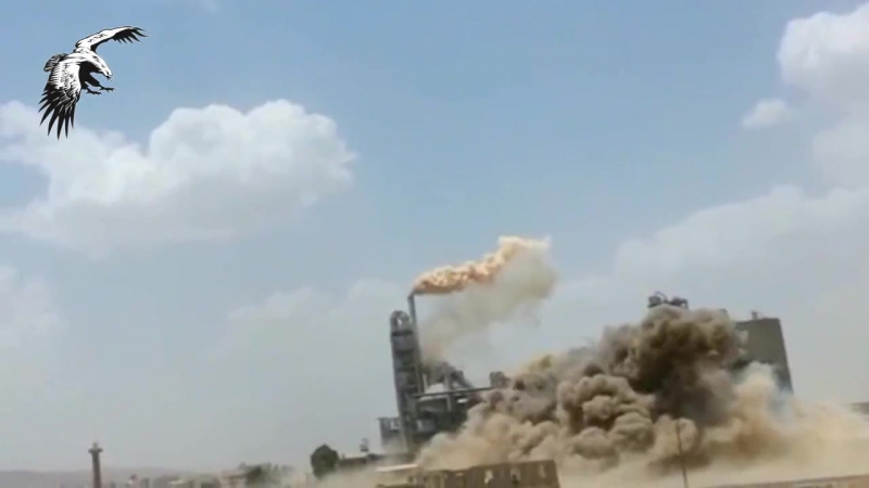 ✔ особое мнение саудовская аравия разбомбила завод по производству цемента в йемене (амран, к северо западу от саны)